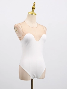 Body bianco senza maniche con design patchwork in mesh e silhouette a fascia