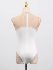 Body bianco aderente con design senza cuciture sul retro e taglio alto su manichino da studio