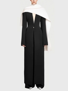 Trench-coat long noir élégant pour femme avec grande écharpe blanche et bouton unique