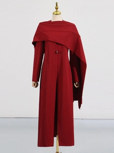 Ensemble trench-coat long rouge foncé élégant avec châle assorti pour femmes