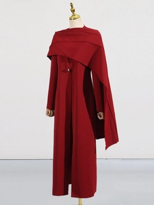 Élégant trench-coat long rouge avec châle assorti et détails de boutons métalliques