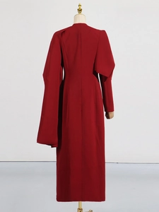 Manteau long rouge foncé élégant avec écharpe asymétrique et coupe cintrée vue de dos