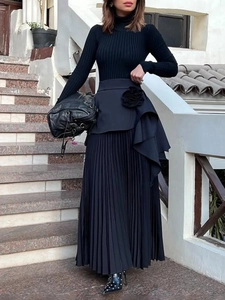 Jupe longue plissée élégante avec fleur 3D et haut chic en maille noire ajustée