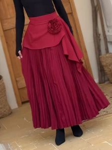 Jupe longue plissée bordeaux élégante à taille haute avec une grande fleur en 3D