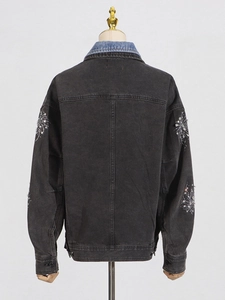 Veste en jean gris foncé élégante avec manches en strass et col bleu contrastant