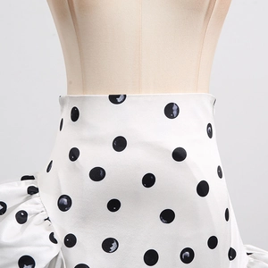 Détail de la jupe taille haute à pois avec volants latéraux et fermeture éclair invisible
