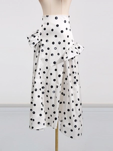Jupe midi blanche à pois noirs, taille haute avec volants et coupe irrégulière