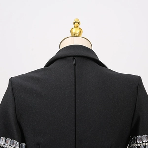 Détails de robe noire avec fermeture éclair invisible au dos et ornements en cristaux