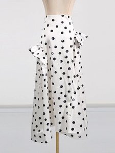 Jupe mi-longue évasée blanche à pois noirs avec détails de volants pour femme chic