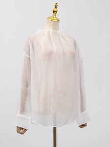 Chemise élégante en mousseline plissée blanche semi-transparente à manches longues