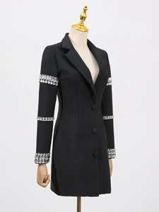 Robe blazer noire élégante avec manches en strass et coupe ajustée, vue de côté