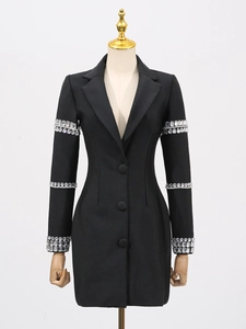 Robe blazer noire cintrée élégante avec des bandes de strass luxueuses sur les manches