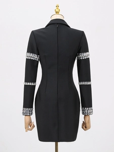 Robe blazer noire élégante à manches longues avec détails en strass, vue de dos de la robe