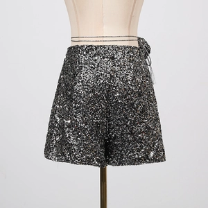 Makroaufnahme von Silberpailletten, hoher Taille und Quastendetails an Vintage-Shorts