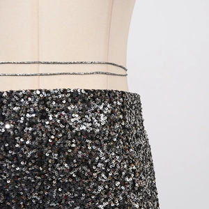 Nahaufnahme glitzernder schwarzer Pailletten und silberner Taillenbänder an High-Waist-Shorts