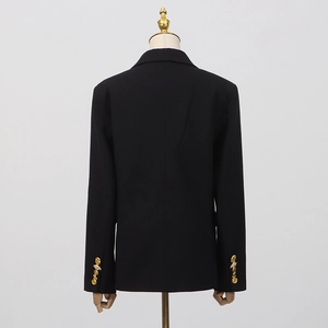 Rückansicht eines schwarzen Blazers mit markanten goldenen Knöpfen an den Ärmeln