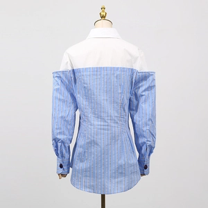 Dettaglio della camicia a maniche lunghe a righe con colletto patchwork bianco e bottoni