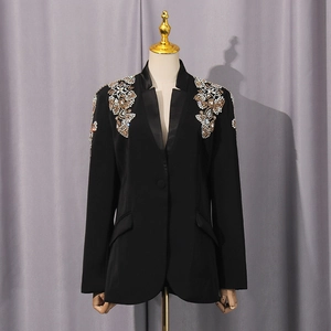 Detailansicht der aufwendigen Strass- und Perlenstickerei auf schwarzem Slim-Fit-Blazer