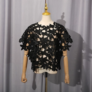 Gros plan du haut en dentelle noire avec détail élégant de texture crochet ajourée