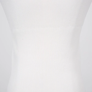 Gros plan sur le tissu en maille côtelée blanche montrant la texture et les finitions