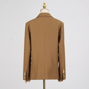 Rückansicht eines eleganten braunen Blazers mit goldenen Zierknöpfen an den Manschetten