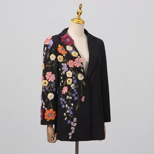 Détail de broderie florale 3D faite à la main avec paillettes sur veste noire