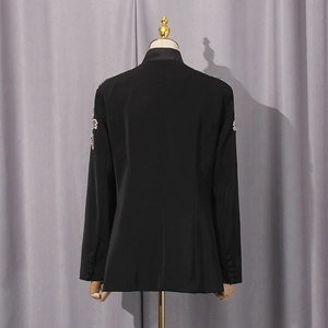 Detail eines schwarzen Blazers mit glitzerndem Strassbesatz an den Schultern