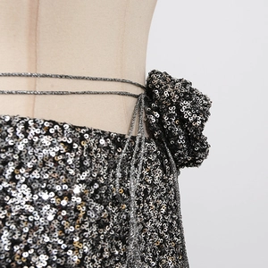 Nahaufnahme von Luxus-Pailletten und floralen Details an High-Waist-Retro-Shorts