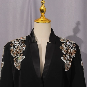 Detailansicht der silber-goldenen Strass-Blumenstickerei auf schwarzem Blazer