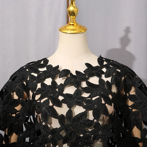 Vue détaillée du motif floral en dentelle ajourée sur ce haut d'été noir