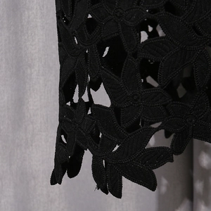 Vue détaillée de dentelle noire à fleurs avec broderie 3D et motifs ajourés chic