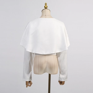 Détails du dos d'une chemise en satin blanc montrant la texture et le drapé du tissu