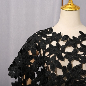 Détail du design évidé en dentelle noire avec découpes florales 3D artisanales