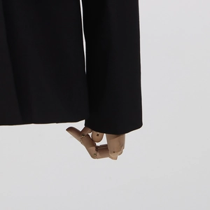 Detailaufnahme der schwarzen Blazer-Manschette und der hochwertigen Webstruktur