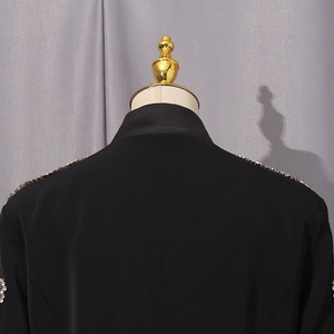 Nahaufnahme glitzernder Strass-Schulterdetails an einem schwarzen Blazer