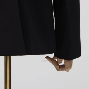 Detailansicht eines schwarzen Blazer-Ärmels mit glattem Stoff und sauberem Saumabschluss