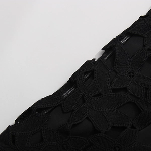 Détail de la dentelle florale noire avec broderie ajourée sur une jupe pour femmes