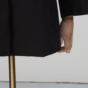 Gros plan de l'ourlet du blazer noir élégant avec des détails de coupe droite raffinés