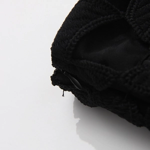 Détail de jupe noire avec fermeture éclair invisible et tissu dentelle à texture 3D