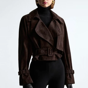 Détail de la texture en daim marron et du col à revers de cette veste courte rétro