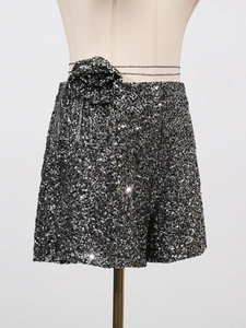 High-Waist-Paillettenshorts in Schwarz mit Dekoblume und schimmernden Quasten