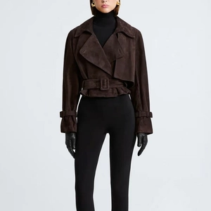 Détail de la veste courte marron foncé en daim avec revers et ceinture à nouer