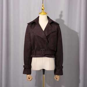 Détails d'une veste courte marron foncé avec col à revers et texture suédée