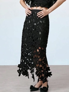 Ensemble jupe noire en dentelle avec fleurs ajourées et ourlet irrégulier élégant
