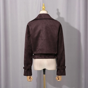 Vue arrière d'une veste courte en daim marron chocolat avec grand revers et pattes aux poignets