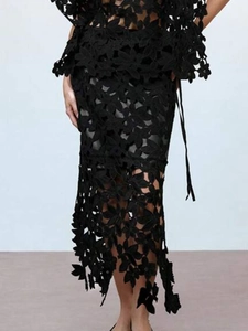 Ensemble chic deux pièces en dentelle noire ajourée avec haut court et jupe longue maxi