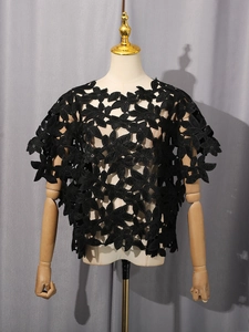 Haut à manches courtes pour femme en dentelle noire avec motif floral crocheté évidé