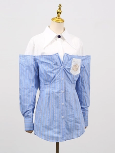 Camicia a maniche lunghe a righe blu con colletto bianco e design a spalle scoperte