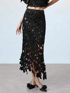Ensemble élégant noir avec haut court et jupe midi à découpes florales et taille haute
