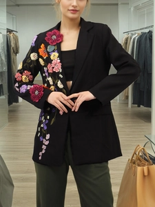 Blazer noir cintré pour femme avec broderies florales 3D éclatantes et détails perlés